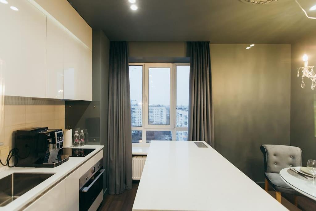 Atlant Luxury Apartments On Golovna Навпроти Тц Депот, Безконтактне Заселення Tjernivtsi Exteriör bild